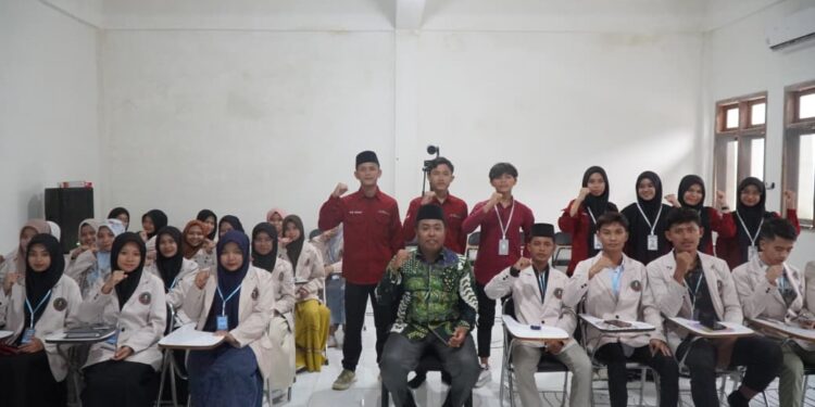 Gandeng Literasi Institute, Hima Prodi Manajemen Bisnis ITB Ummul Quro Pamekasan Gelar Diklat Manajemen